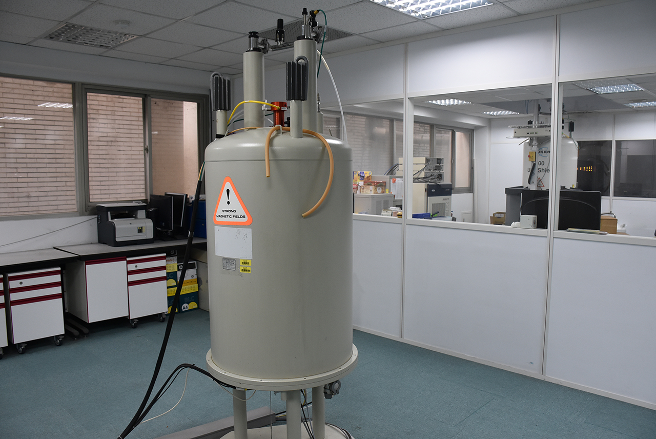 300 MHz Nuclear Magnetic Resonance (NMR) Spectrometer